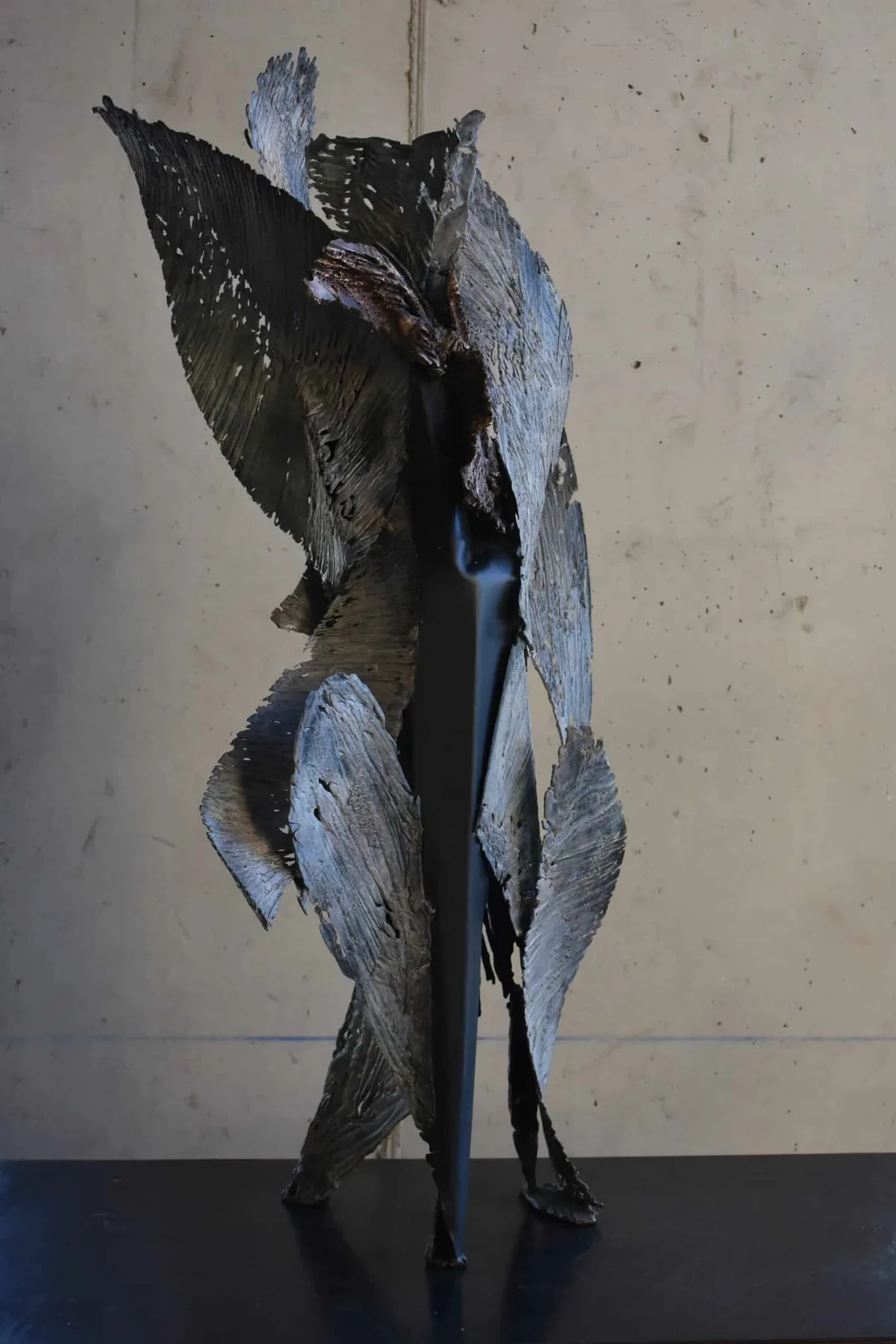 Sculpture en acier patiné de Julien Allègre : Partition organique Éclosion blanche, Vue 3