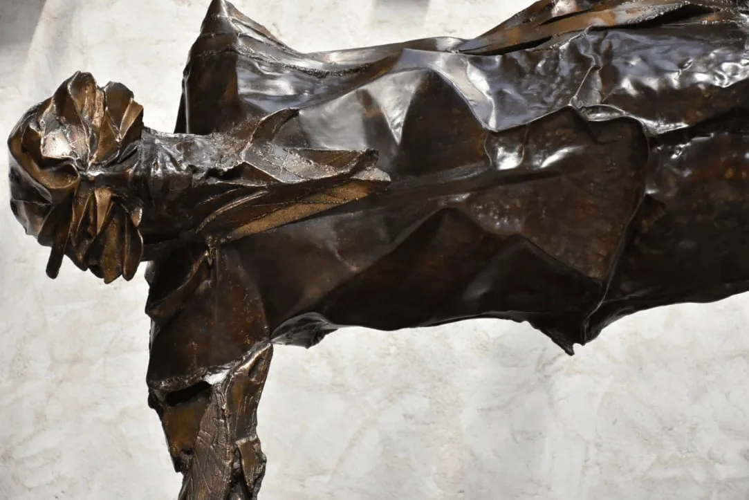 Sculpture en bronze de Julien Allègre : Équilibre illusoire, Vue 4