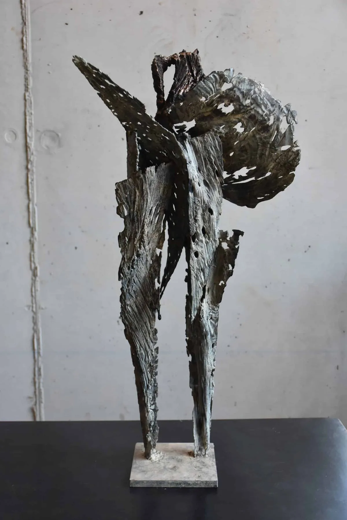 Sculpture en acier patiné à chaud de Julien Allègre : Être peau d'arbre, Vue 2