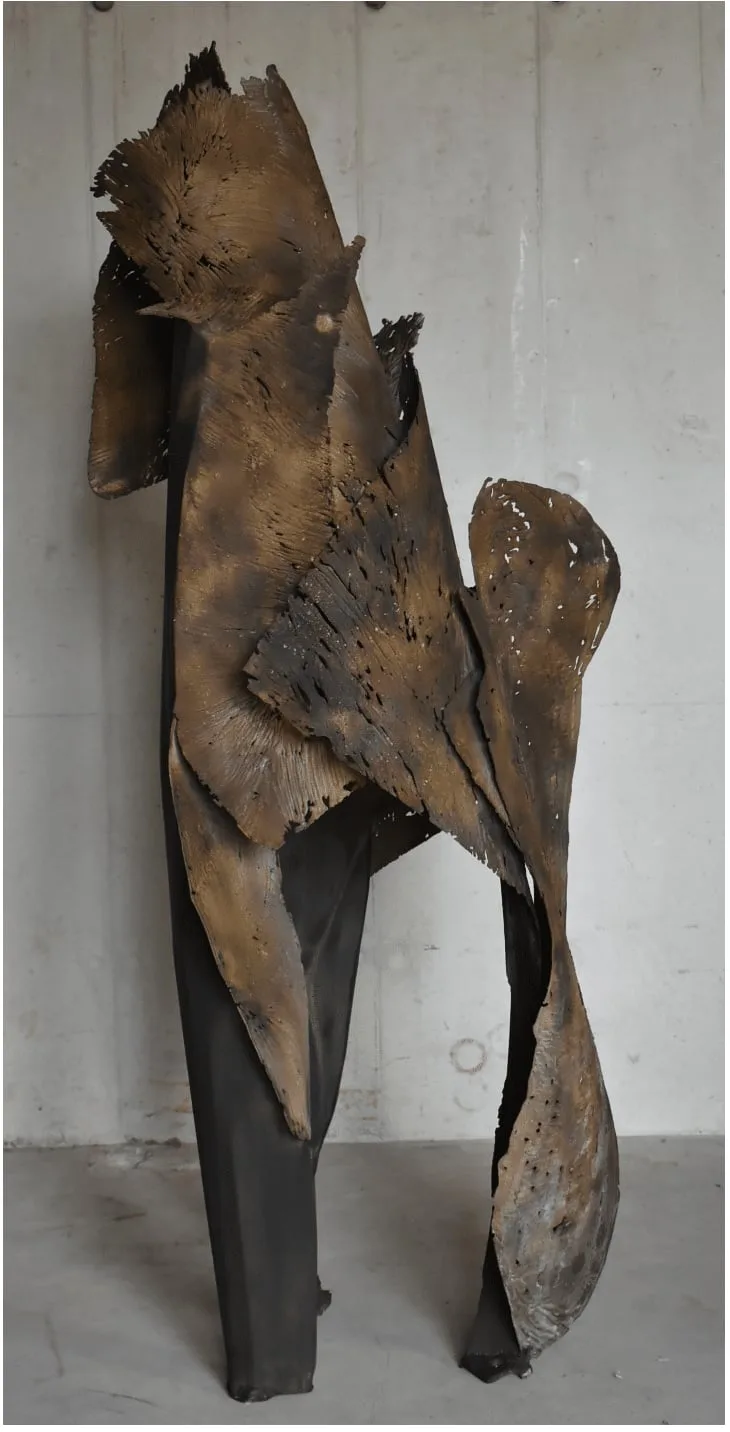 Sculpture monumentale unique, métallisation sur acier de Julien Allègre : Exuvie Sauvage