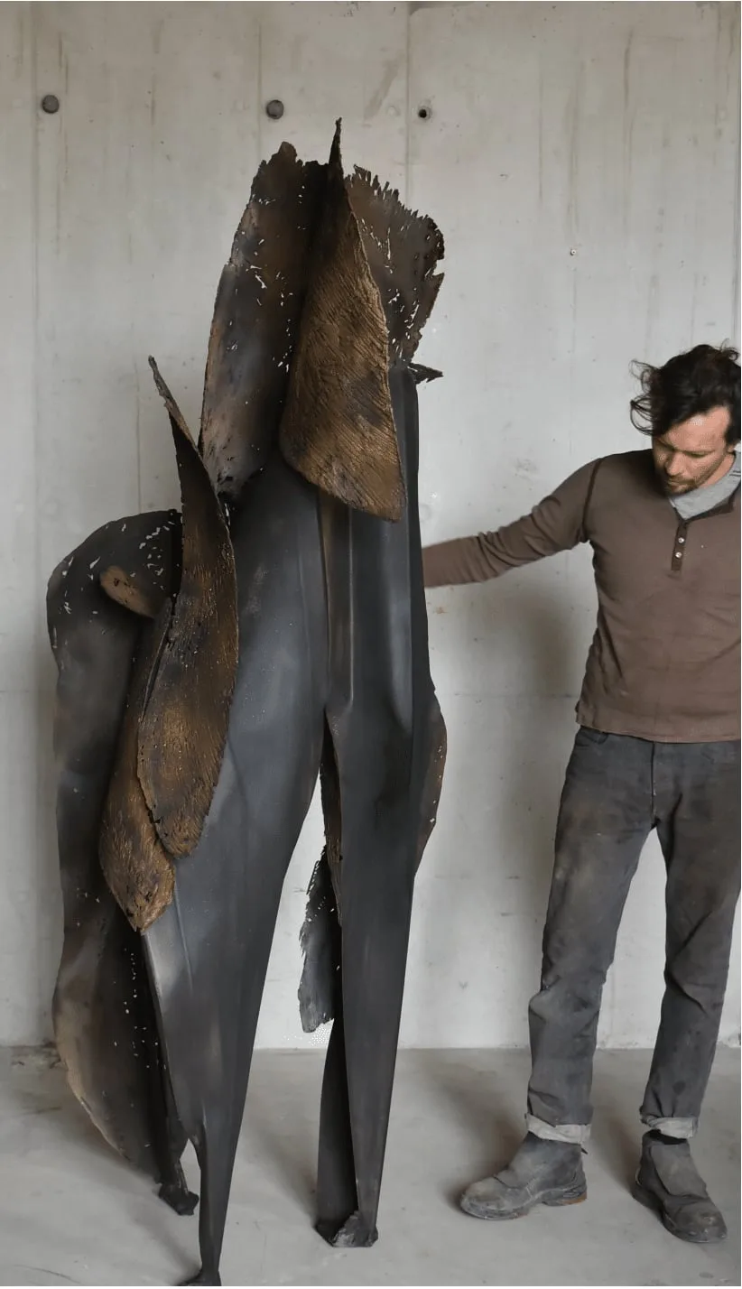 Sculpture monumentale unique, métallisation sur acier de Julien Allègre : Exuvie Sauvage, Vue 2