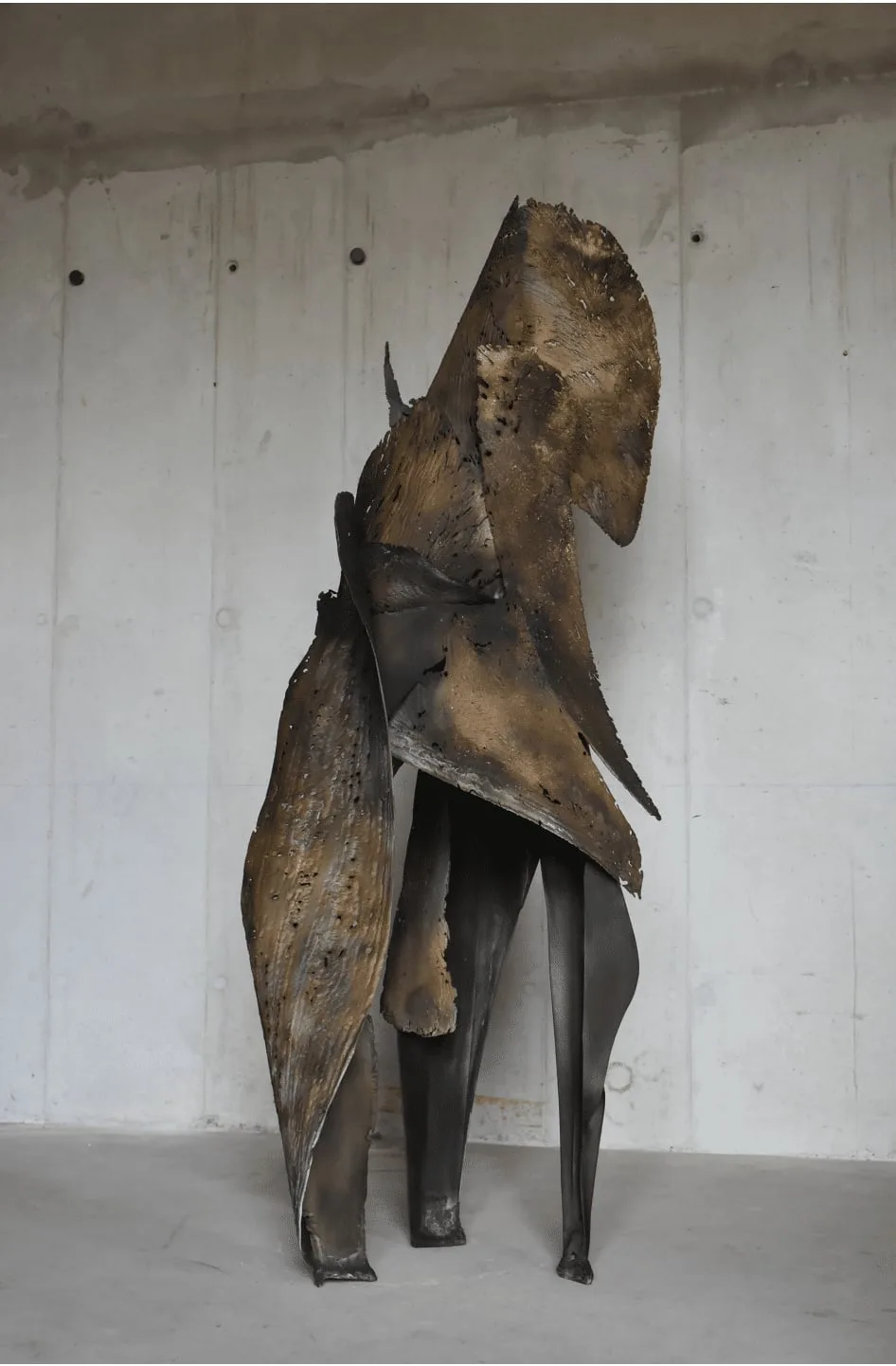 Sculpture monumentale unique, métallisation sur acier de Julien Allègre : Exuvie Sauvage, Vue 3