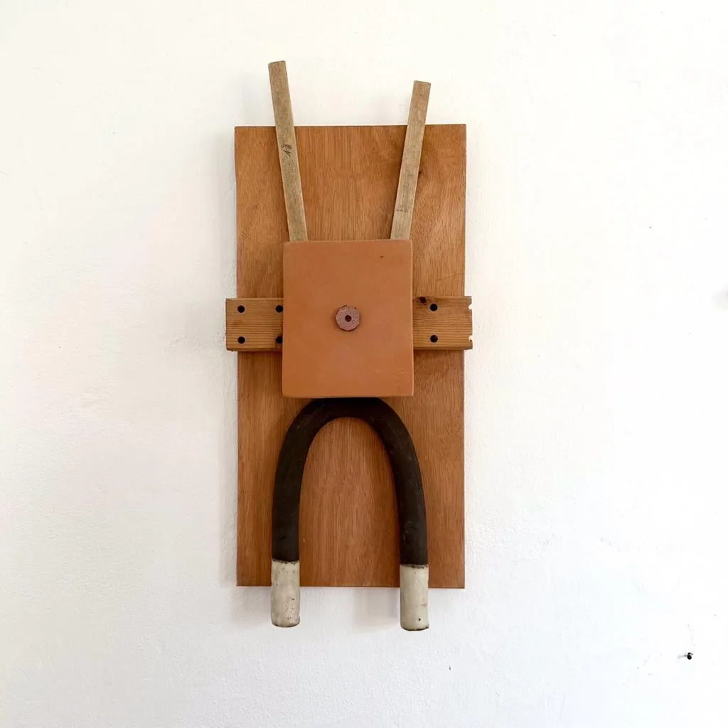 El insecto calvado - Bas relief sculpture céramique et bois de Natalie Rich