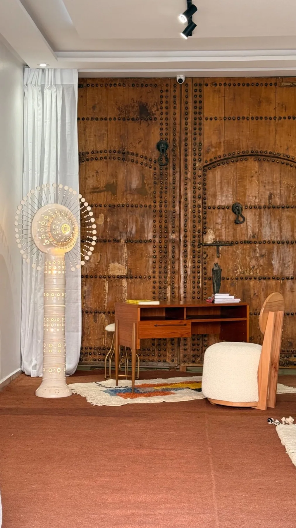 Vue de la galerie Noran avec œuvres et mobilier