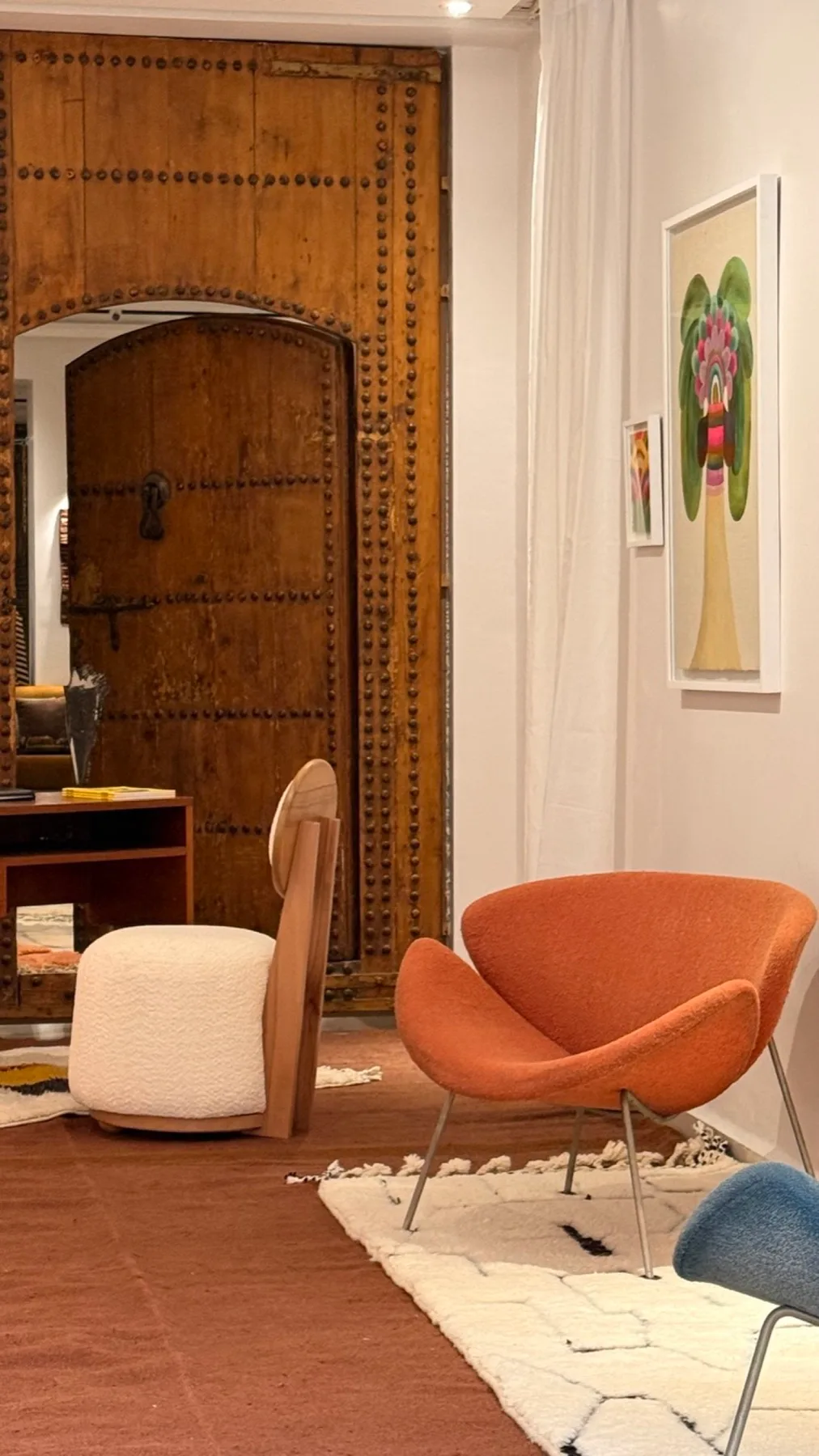 Détail d'accrochage dans la galerie Noran