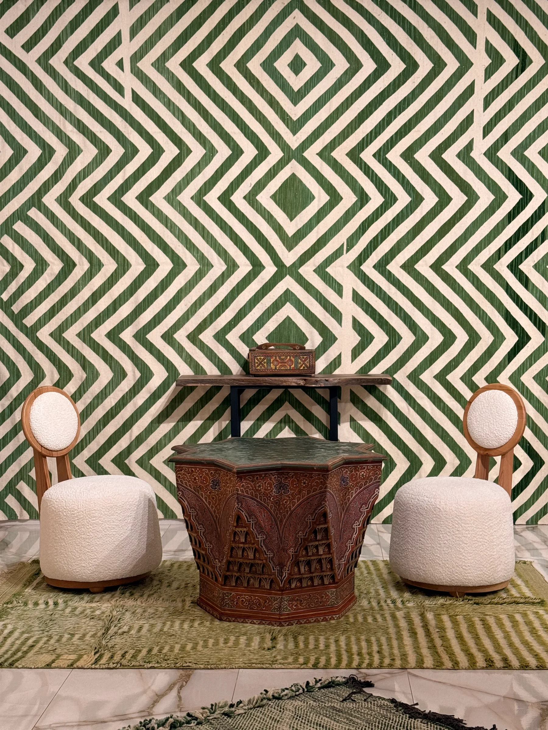 Tapis chevron, fauteuils boucle et table sculptée Studio Bibi